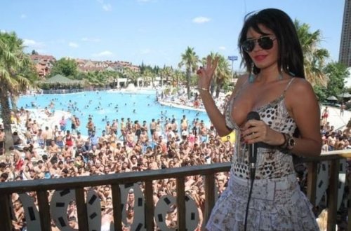 Məşhur müğənni sinə dekolteli çimərlik geyimində: “Ən sevdiyim hoteldəyəm” - FOTO