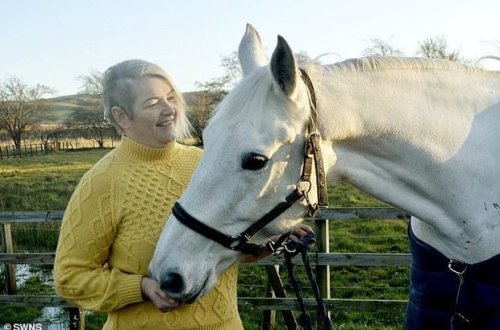 Лошадь нашла у наездницы онкологию и спасла ей жизнь - ФОТО