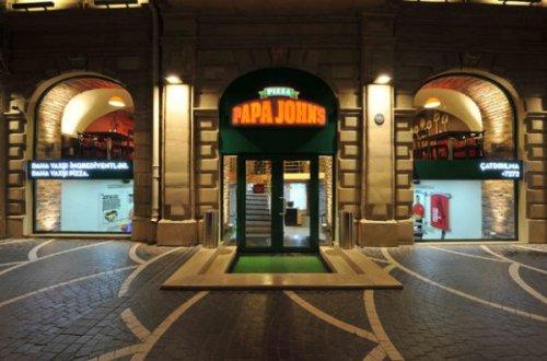 “Papa Johns Pizza”nın qarşısında ÖLÜM
