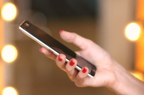 Kitabxanada rüsvayçılıq: Gənc qız şagirdlər olan zalda əxlaqsız kadrlar çəkdi - VİDEO