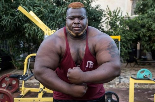 Afrikanın ən güclü adamı: Gündə səkkiz toyuq yeyirəm – VİDEO