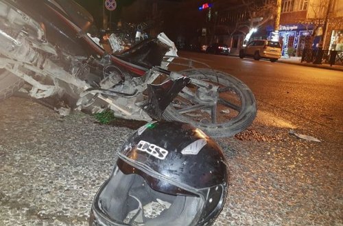 В Баку мотоцикл врезался в грузовую 