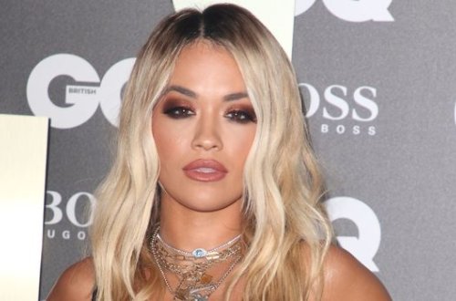 Известная певица не смогла удержать грудь в крошечном бикини - ФОТО