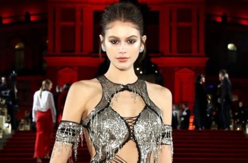 18 yaşlı model yarıçılpaq halda döymələrini nümayiş etdirdi - FOTO