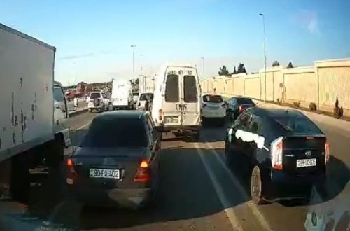 В Баку водители автомобилей провоцируют пробки на дорогах - ВИДЕО
