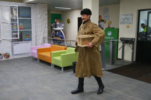 “Poçtalyon Peçkin”in oxşarı: Məktub və bağlamaları sahiblərinə çatdırır - VİDEO