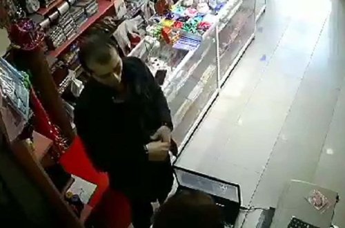 Bakıda oğurluq: Özünü mağaza sahibinin dostu kimi qələmə verib kassanı soydu - ANBAAN VİDEO