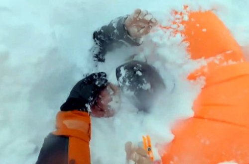 Əylənmək istəyirdilər, qar uçqununa düşdülər - VİDEO