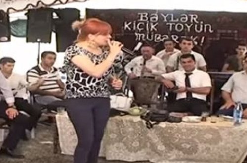 Azərbaycanda toyda qadın müğənnidən biabırçılıq: 18+ mahnı oxudu