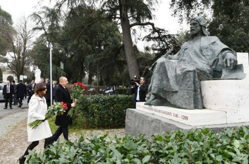 İlham Əliyev və Mehriban Əliyeva Romada Nizami Gəncəvinin abidəsini ziyarət etdi - FOTO