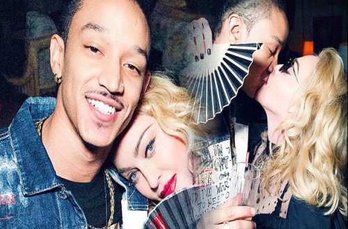 Madonna birinciliyini rəqqası ilə öpüşərək qeyd etdi - FOTO/VİDEO
