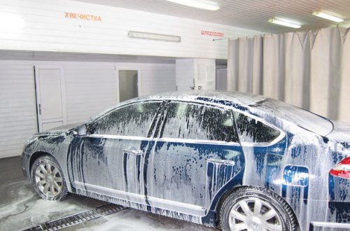 В Баку работник автомойки сбил двух женщин на автомобиле клиента