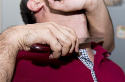 Boğazı kəsilən kişi mağazaya girdi, insanlardan kömək istədi