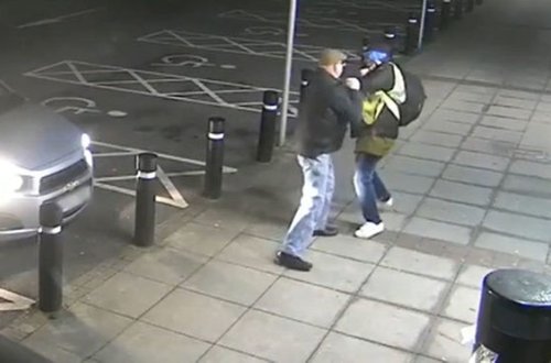 77 yaşlı qoca boks bacarığı ilə qarətçini qorxutdu - VİDEO