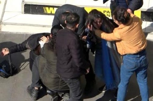 Qızlar küçənin ortasında saçyolduya çıxdılar - VİDEO