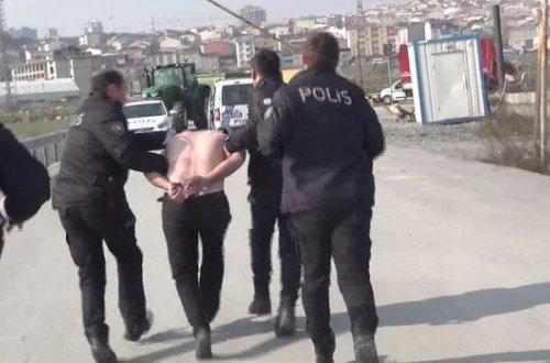 16 yaşlı oğlanı cinsi istismar edən sürücünü yarıçılpaq vəziyyətdə döydülər - FOTO