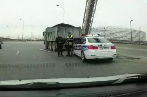 Yol polisi sürücülər üçün təhlükə yaradıb - Video