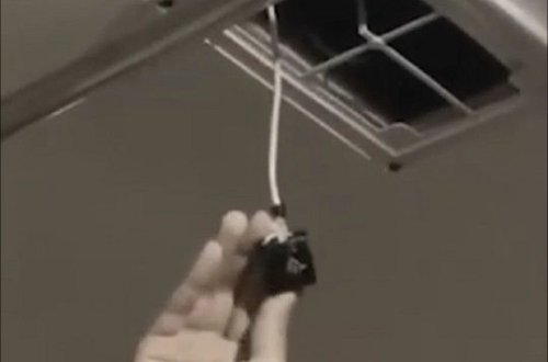 В России в школьном туалете обнаружили камеру наблюдения - ВИДЕО