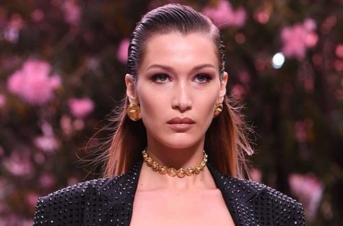 Bella Hadid şəffaf köynəkdə podiuma çıxdı - FOTO