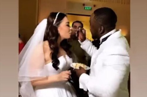 Azərbaycanlı qız zənci ilə evləndi, toyunda başından dollarlar töküldü - VİDEO