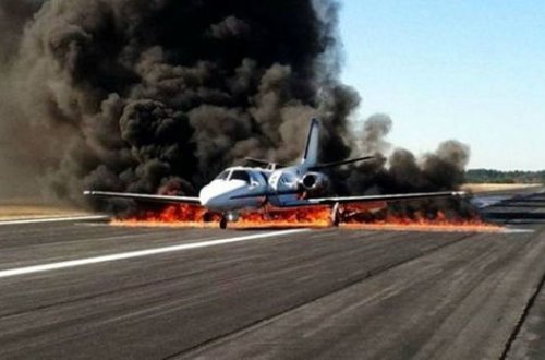 Yanan təyyarənin qəzalı eniş anı - VİDEO