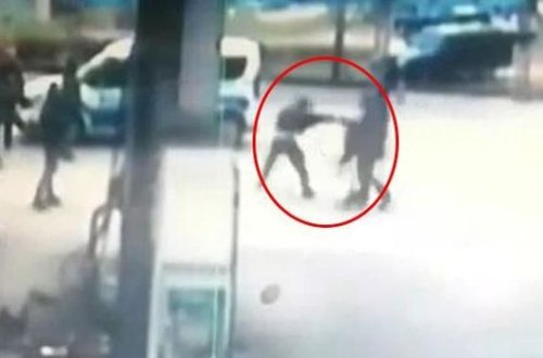 Həbsxanadan qaçan şəxs insanlara silahla hücum etdi - VİDEO