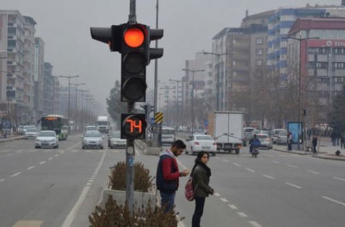 Qırmızı işıqda keçən maşın taksini belə vurdu – ANBAAN VİDEO
