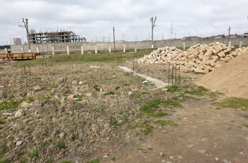 Hakim Mahir Muradov-un sürücüsü dəmir yolunun ərazisində obyekt tikdirir - FOTO VİDEO