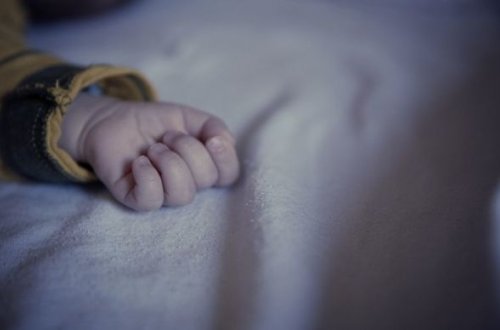 Bakıda nəfəs borusunda dərman qalan üç yaşlı uşaq öldü