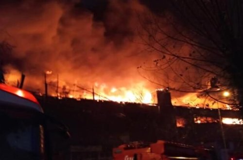 Azərbaycanda güclü yanğın - Mağazalar kül oldu...