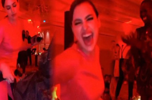 Məşhur modelin həmcinsi ilə gecə klubunda ehtiraslı rəqsinin görüntüləri yayıldı - VİDEO