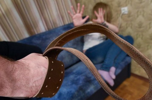 Yeməyin dadı xoşuna gəlmədiyi üçün arvadının qabırğalarını sındırdı