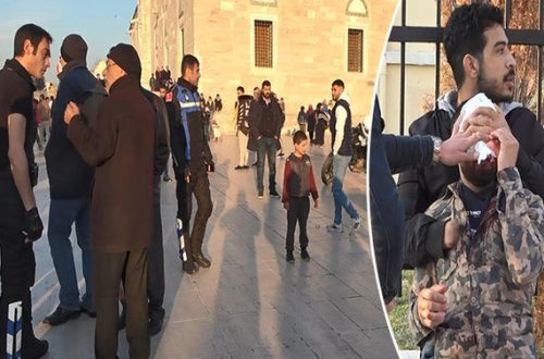 Məscidin həyətində kütləvi bıçaqlaşma