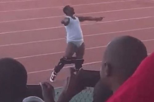 Məşqçi şalvarını çıxararaq, keçmiş komandasının azarkeşlərini təhqir etdi – VİDEO