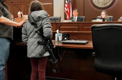 ABŞ-da 11 yaşlı qız parlamentə dolu tüfənglə girdi