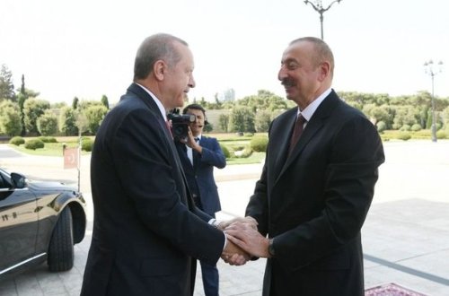 İlham Əliyev Ərdoğanı qarşıladı - VİDEO