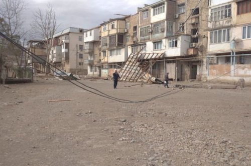 Güclü külək Gəncədə fəsadlar törətdi - FOTO