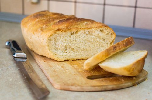 İki yaşlı qızını çörək qırıntılarını yerə tökdüyünə görə öldürdü