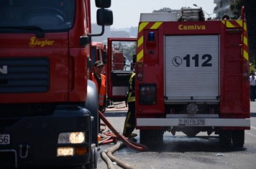 Bakıda yaşayış binası yanır - VİDEO