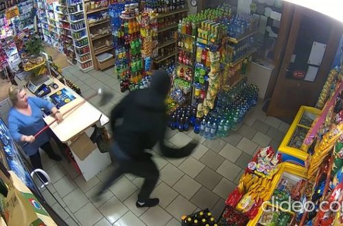 Polşada qadın silahlı soyğunçunu döyərək qovdu – VİDEO