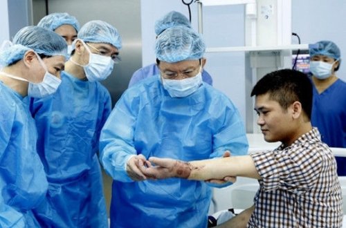 Vyetnamlı cərrahlar diri adamın əlini başqasına tikdilər: əməliyyat uğurlu oldu