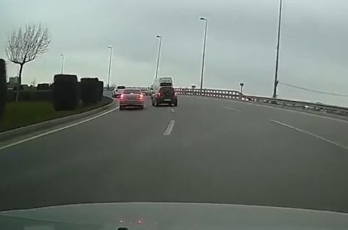 Başı telefona qarışan xanım sürücü qəzadan son anda xilas oldu - VİDEO