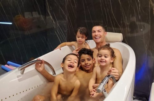 Ronaldo və övladları çılpaq foto ilə gündəmdə