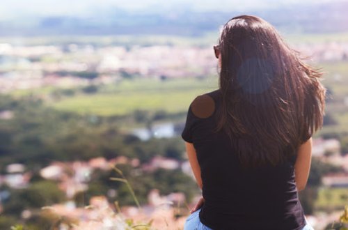 Azərbaycanda ərinin dostu ilə qaçdığı deyilən qadın: “Ərim evə görə mənə şər atırdı”