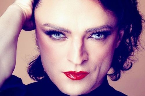 Ailəsi cinsini dəyişib, transgender olan müğənnidən üz çevirdi - FOTO