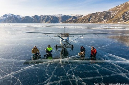 Təyyarə buz bağlayan gölə eniş etdi - VİDEO