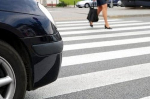 Gəncədə “07” gənc qadının üstündən keçdi