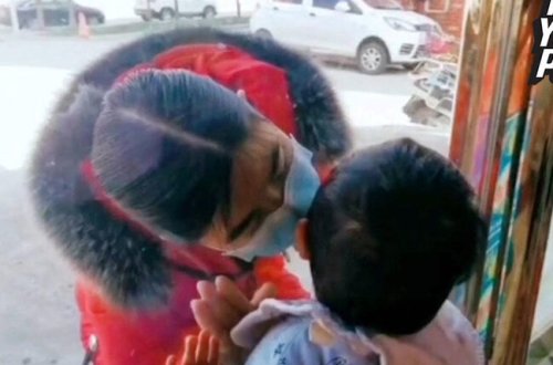 Ana 26 gün sonra görə bildiyi oğlunu şüşənin arxasından öpdü - Çindən təsirli kadrlar - VİDEO