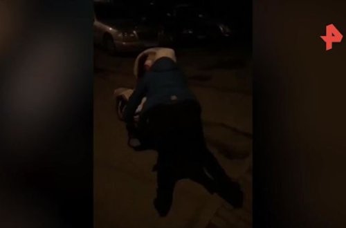 Sərxoş nənə nəvəsini gəzdirdiyi uşaq arabasını aşırdı - VİDEO