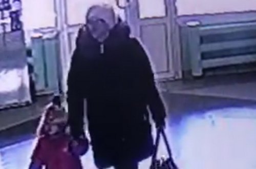 Ana uşağını klinikanın ayaqyolunda ataraq qaçıb - VİDEO